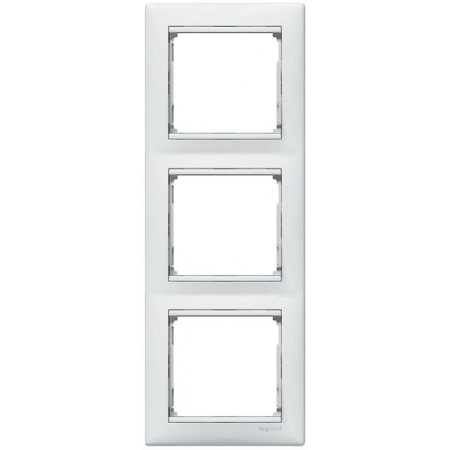 Рамка 3-местная белая Valena Legrand 
